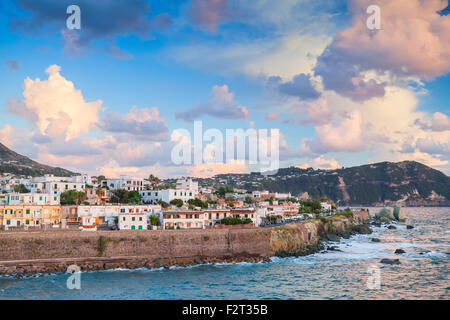 Il paesaggio costiero di Forio di Ischia, di città in città metropolitana di Napoli, Italia Foto Stock