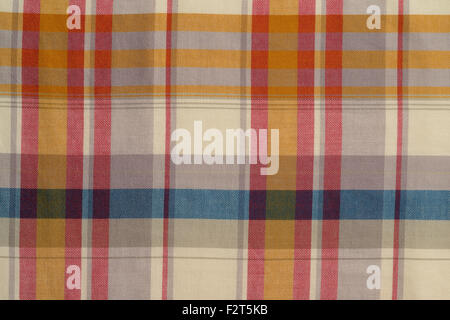 Sfondo di colore beige ,di rosso e di blu plaid tessuto, girato in studio. Foto Stock