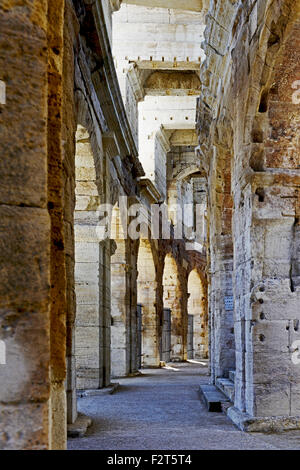 Via di passaggio in anfiteatro romano di Arles Foto Stock