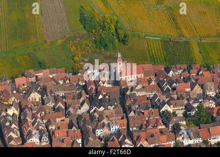 Francia, Haut Rhin (68), la strada dei vini, il villaggio di Riquewihr, classificati più francese bellissimo villaggio (vista aerea) // Haut Rhin Foto Stock