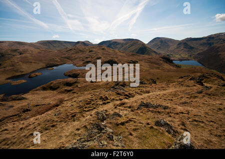 Tarn angolo sulla sinistra, con i fratelli di acqua sulla destra, visto da Angletarn Lucci nel Parco Nazionale del Distretto dei Laghi. Foto Stock