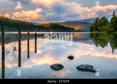 Alba sul Loch Ard i Highlands scozzesi con Ben Lomond nella distanza Foto Stock