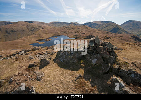 Angolo Tarn visto da Angletarn Lucci nel Parco Nazionale del Distretto dei Laghi. Foto Stock