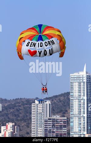 Il parasailing nella città di Benidorm Foto Stock