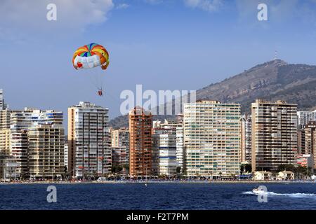 Il parasailing nella città di Benidorm Foto Stock