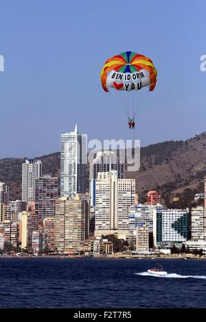 Il parasailing nella città di Benidorm Foto Stock