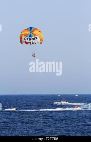 Il parasailing nella città di Benidorm Foto Stock