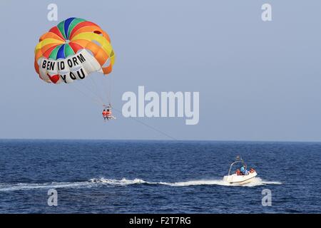 Il parasailing nella città di Benidorm Foto Stock