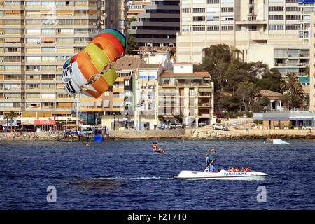 Il parasailing nella città di Benidorm Foto Stock