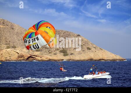 Il parasailing nella città di Benidorm Foto Stock