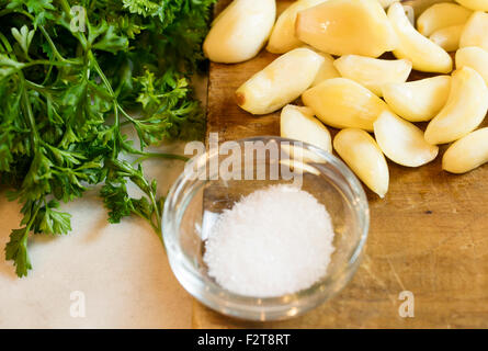 Pronto per Tritare aglio e prezzemolo come condimento per fare un pasto Foto Stock