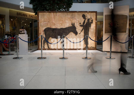 Banksy graffiti sul display prima di essere messo all'asta a Los Angeles Foto Stock