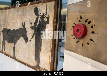 Banksy graffiti sul display prima di essere messo all'asta a Los Angeles Foto Stock