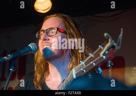 Il cantante e attore comico, compositore e musicista Tim Minchin esegue il leggendario 100 Club di Londra con una pura musica impostare Foto Stock