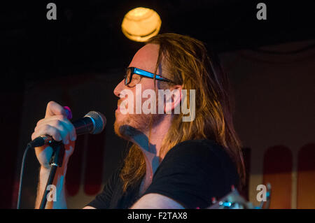 Il cantante e attore comico, compositore e musicista Tim Minchin esegue il leggendario 100 Club di Londra con una pura musica impostare Foto Stock