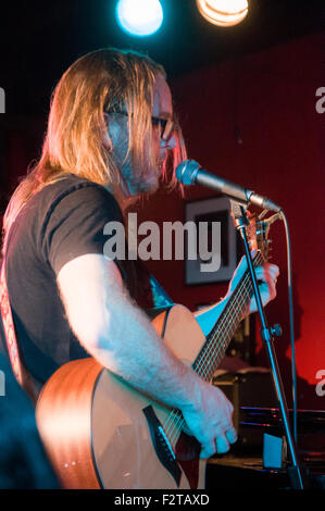 Il cantante e attore comico, compositore e musicista Tim Minchin esegue il leggendario 100 Club di Londra con una pura musica impostare Foto Stock