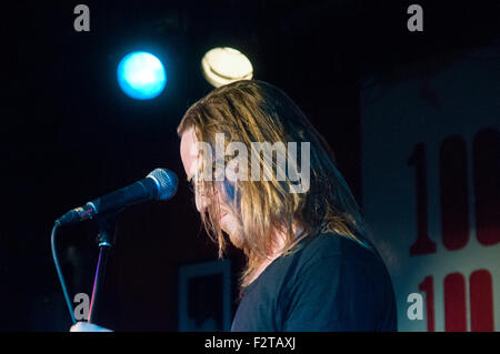 Il cantante e attore comico, compositore e musicista Tim Minchin esegue il leggendario 100 Club di Londra con una pura musica impostare Foto Stock