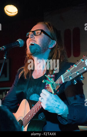 Il cantante e attore comico, compositore e musicista Tim Minchin esegue il leggendario 100 Club di Londra con una pura musica impostare Foto Stock