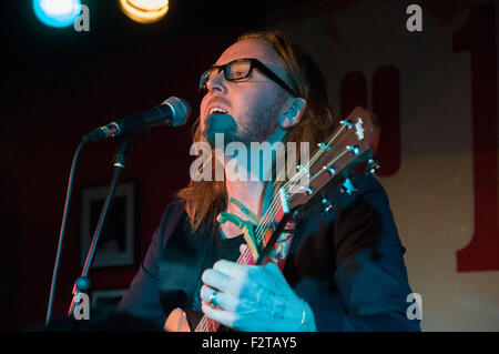 Il cantante e attore comico, compositore e musicista Tim Minchin esegue il leggendario 100 Club di Londra con una pura musica impostare Foto Stock