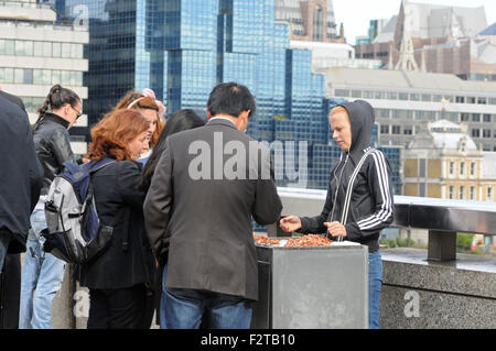 Londra, UK, 23 settembre 2015, illegale di arachidi tostate fornitore su London Bridge. Foto Stock