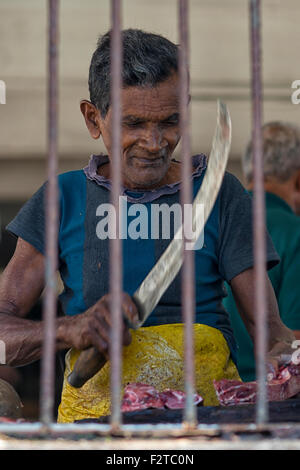 Butcher al mercato del pesce di Galle, Sri Lanka Foto Stock