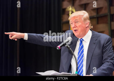 Charleston, Carolina del Sud, Stati Uniti d'America. 23 Settembre, 2015. Il miliardario candidato presidenziale repubblicano Donald Trump parla ai tifosi di La Carolina del Sud Africana di Camera di Commercio Americana riunione annuale del settembre 23, 2015 a Charleston, Carolina del Sud. Foto Stock