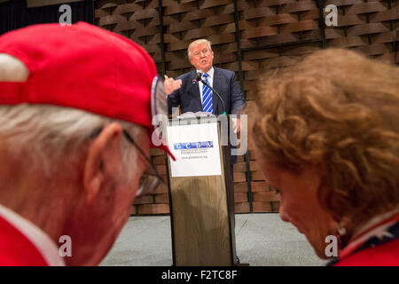 Charleston, Carolina del Sud, Stati Uniti d'America. 23 Settembre, 2015. Il miliardario candidato presidenziale repubblicano Donald Trump parla ai tifosi di La Carolina del Sud Africana di Camera di Commercio Americana riunione annuale del settembre 23, 2015 a Charleston, Carolina del Sud. Foto Stock