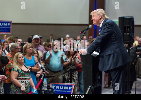 Charleston, Carolina del Sud, Stati Uniti d'America. 23 Settembre, 2015. Il miliardario candidato presidenziale repubblicano Donald Trump parla ai tifosi di La Carolina del Sud Africana di Camera di Commercio Americana riunione annuale del settembre 23, 2015 a Charleston, Carolina del Sud. Foto Stock