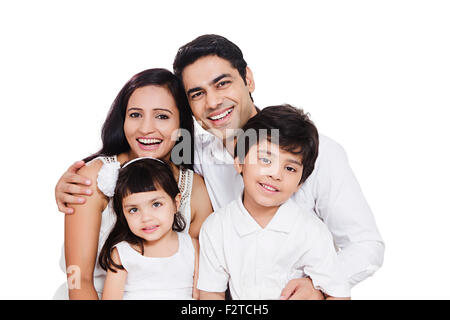 4 indian i genitori e i bambini godono di seduta Foto Stock