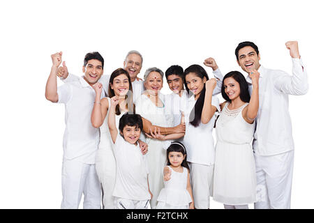 Gruppo indiano giunto permanente della famiglia del pugno di godere della Vittoria Foto Stock