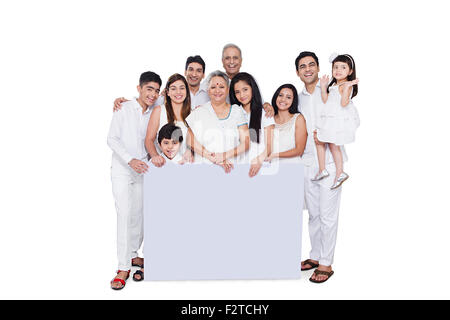 Gruppo indiano famiglia comune bacheca mostrando Foto Stock