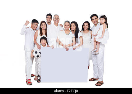 Gruppo indiano famiglia comune bacheca mostrando Foto Stock