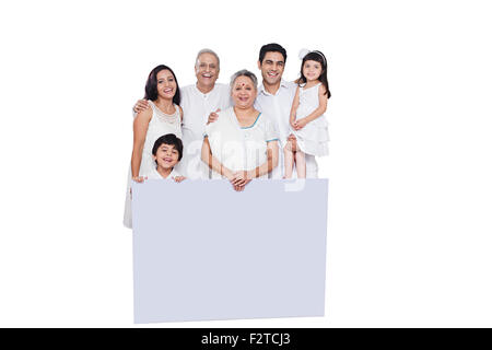 Gruppo indiano famiglia comune bacheca mostrando Foto Stock