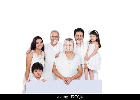 Gruppo indiano famiglia comune bacheca mostrando Foto Stock