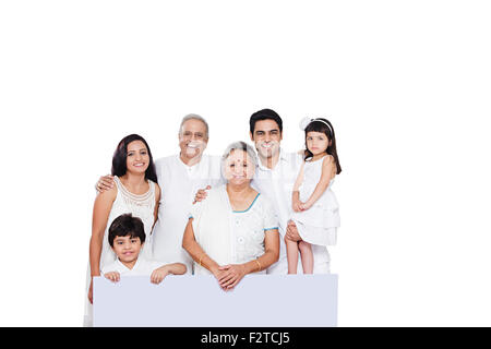 Gruppo indiano famiglia comune bacheca mostrando Foto Stock