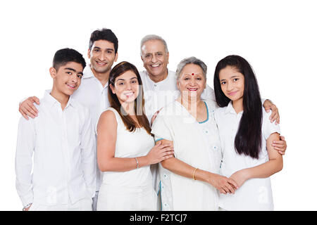 Gruppo indiano famiglia comune bacheca mostrando Foto Stock