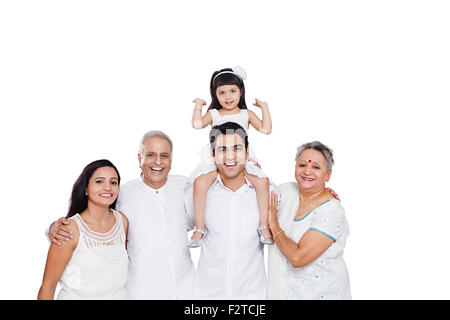 Gruppo indiano Joint famiglia godono in piedi Foto Stock