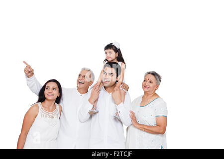 Gruppo indiano famiglia comune puntare il dito che mostra Foto Stock