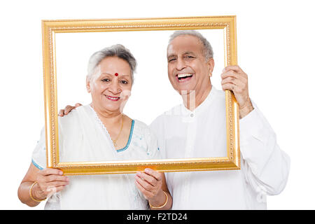 2 Senior indiano sposi mostrando telaio Foto Stock