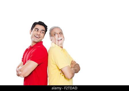 2 indiano padre e figlio di schiena posa permanente Foto Stock