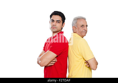 2 indiano padre e figlio di schiena posa permanente Foto Stock