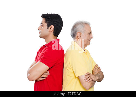 2 indiano padre e figlio di schiena posa permanente Foto Stock