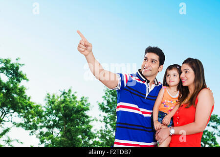 3 indian genitori e figlia park il dito puntato mostra Foto Stock