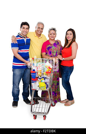 4 indiano figlio di genitori e Daughter-In-legge carrello shopping alimentare Foto Stock