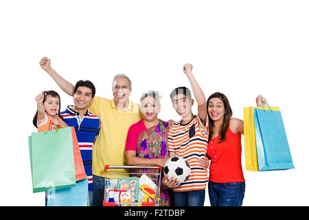 Gruppo indiano giunto carrello famiglia Godetevi lo shopping Foto Stock