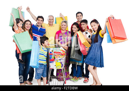 Gruppo indiano giunto carrello famiglia Godetevi lo shopping Foto Stock