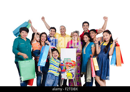 Gruppo indiano giunto carrello famiglia Godetevi lo shopping Foto Stock