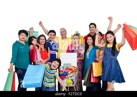 Gruppo indiano giunto carrello famiglia Godetevi lo shopping Foto Stock