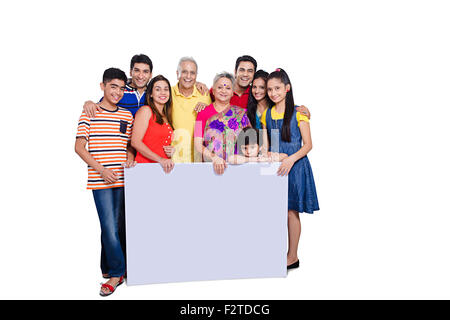 Gruppo indiano famiglia comune bacheca mostrando Foto Stock