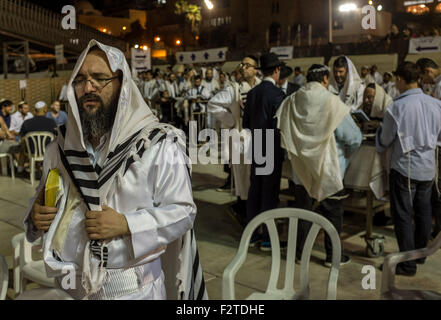 (150924) -- Gerusalemme, Sett. 24, 2015 (Xinhua) -- uomini ebrei pregare presso il Muro Occidentale durante Yom Kippur nella Città Vecchia di Gerusalemme, sul Sett. 23, 2015. Yom Kippur, il giorno ebraico di espiazione e il santissimo giorno del calendario ebraico, cadde dal tramonto di settembre 22 al tramonto di settembre 23 Quest'anno. Yom Kippur, noto anche come il giorno dell'Espiazione, è il santissimo giorno dell anno nel giudaismo. I suoi temi centrali sono di espiazione e di pentimento. Il popolo ebraico tradizionalmente osservare questo giorno santo con un approssimativo 25 ore di periodo di digiuno e di preghiera intensivo, spesso trascorrendo la maggior parte della giornata in sinagoga ser Foto Stock